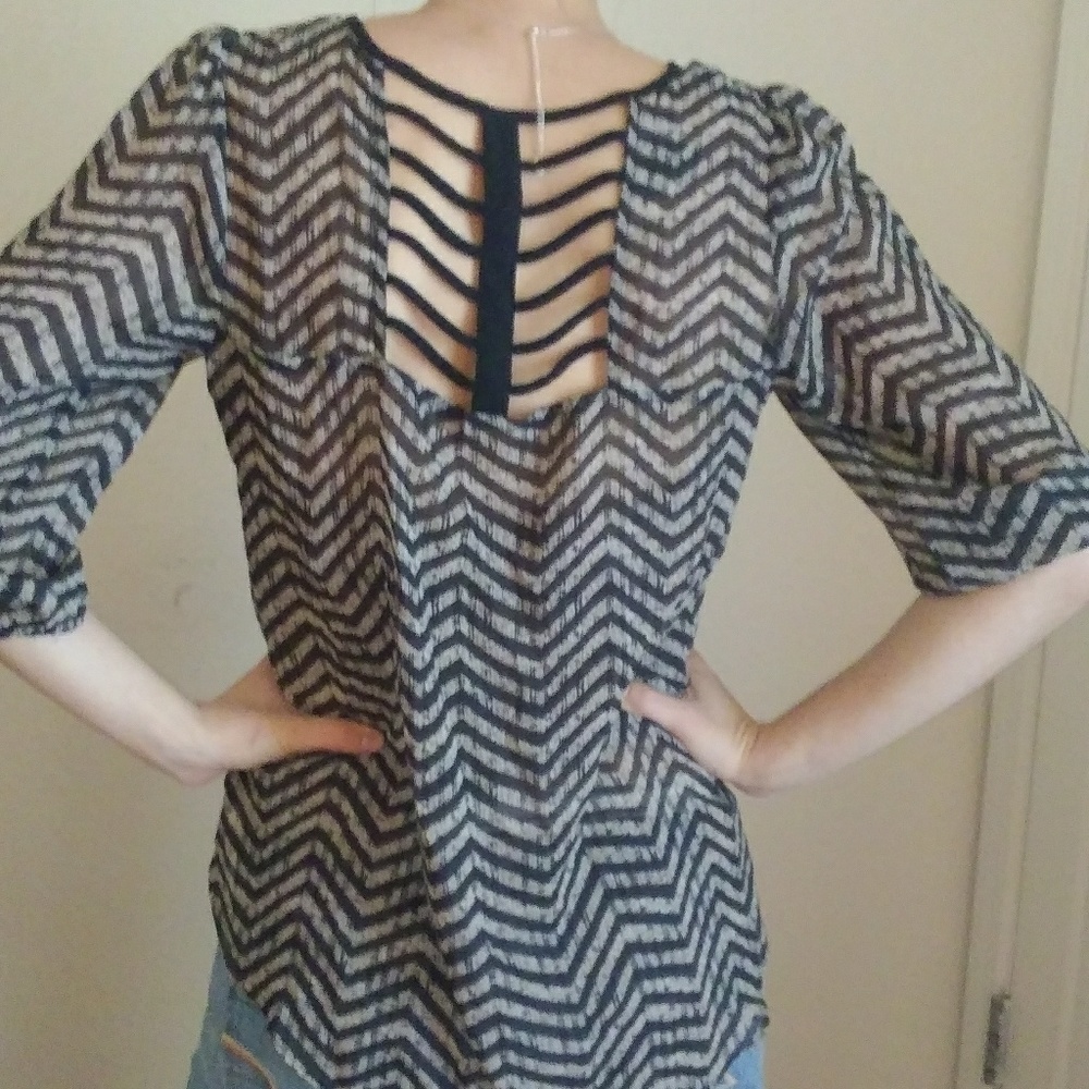 Cute top - Picture 3 of 4